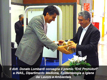 Dr. Donato Lombardi consegna il premio all'INAIL