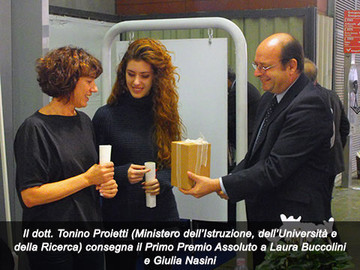 Dr. Tonino Proietti premia Lura Buccolini e Giulia Nasini